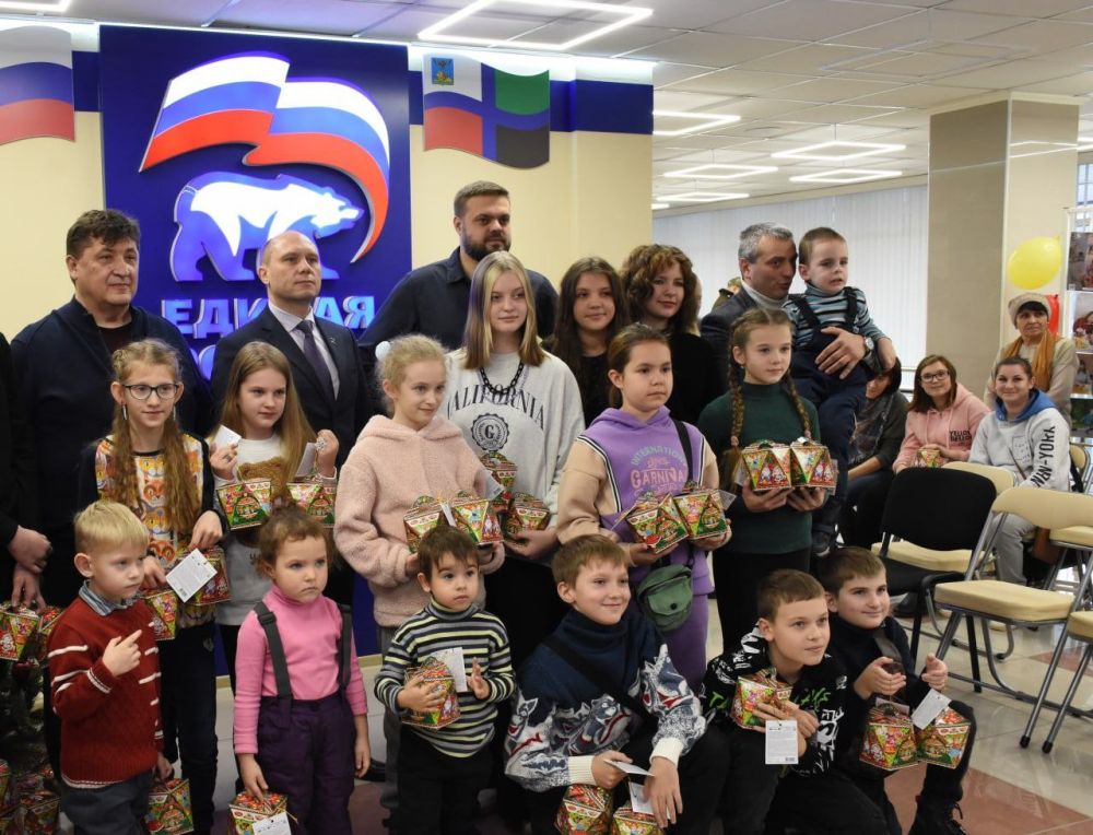 Единая Россия передала новогодние подарки детям эвакуированных жителей Харьковской области