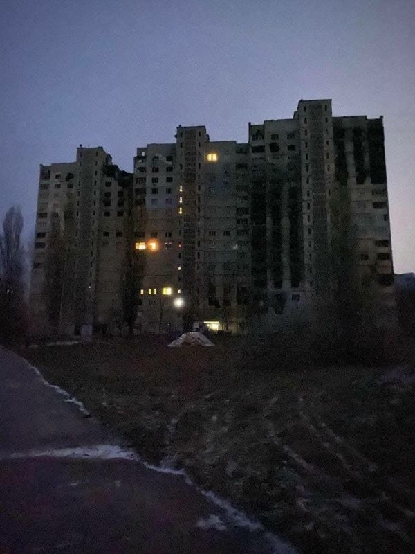 Харьков. Это один из домов на окружной Северной Салтовки, которому сильно досталось и куда ездили фотографироваться все, кому не лень