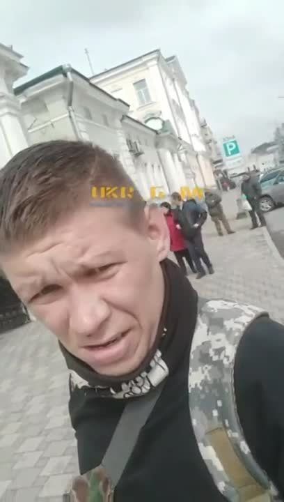 "Слышишь, служить не хочешь?"