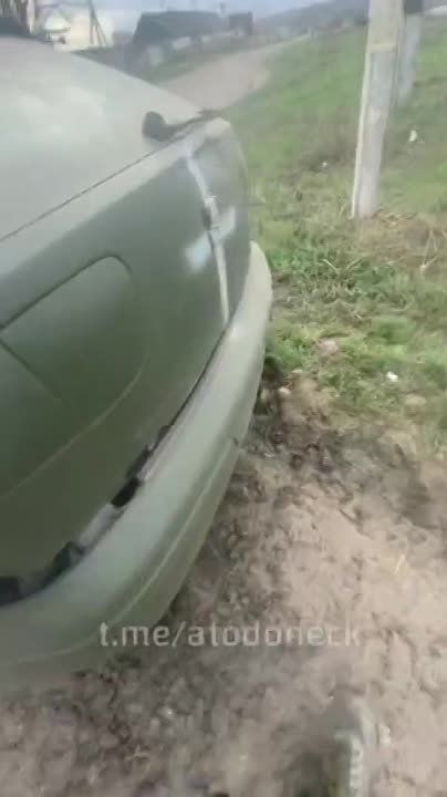 Припаркованный бандеромобиль ВСУ разобрали на запчасти местные жители