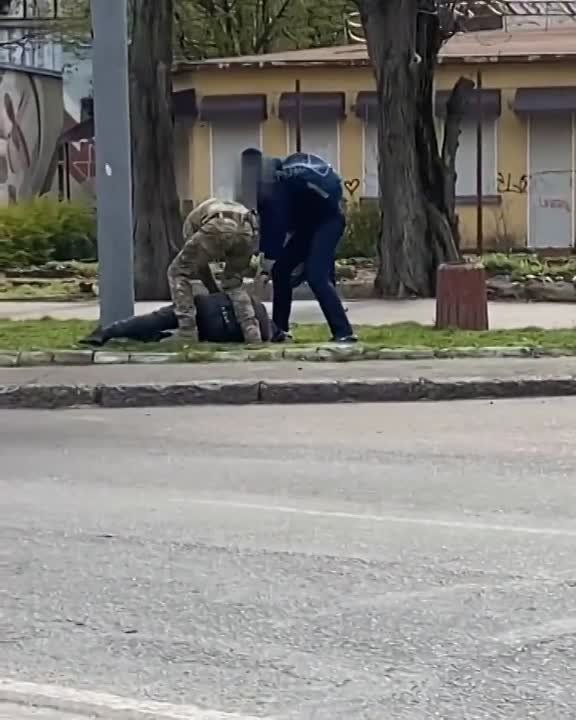 Два видео о мобилизации на Украине: