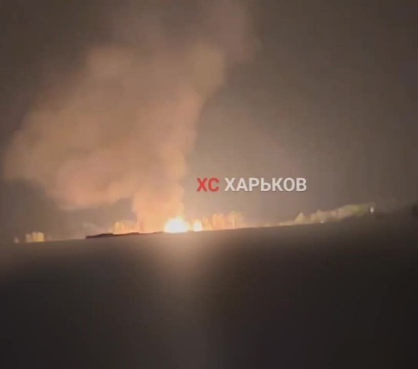 Кадры с места пожара в Харькове на одном из поражённых объектов