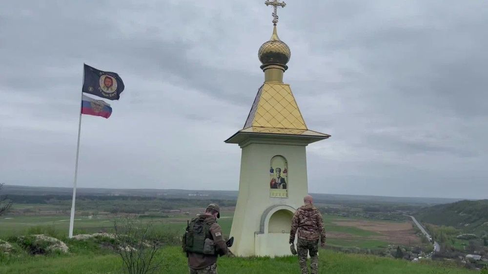 Заехали к часовенке на холме напротив Безгиново