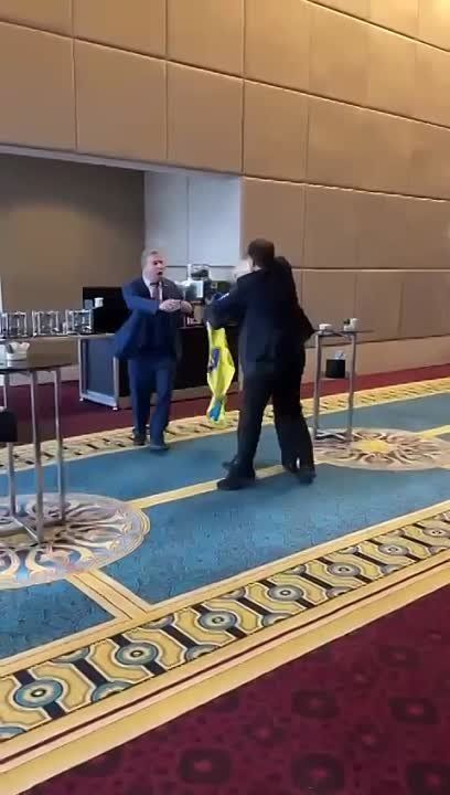 «Пусти свинью за стол, она и ноги на стол»