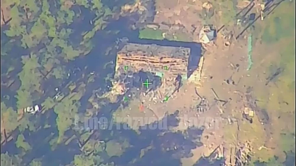 Экипажи истребителей-бомбардировщиков Су-34М ЗВО ВКС России авиабомбой ФАБ-500М62 с УМПК по скоплению личного состава националистов ВСУ на Купянском направлении