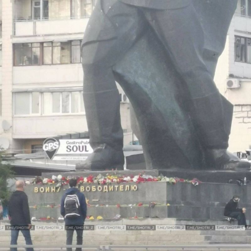Харьковчане, несмотря на украинскую оккупацию, возложили цветы к памятнику Воину-Освободителю на 9 Мая и в последующие дни