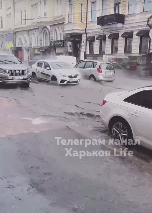 Дождь затопил улицы Харькова