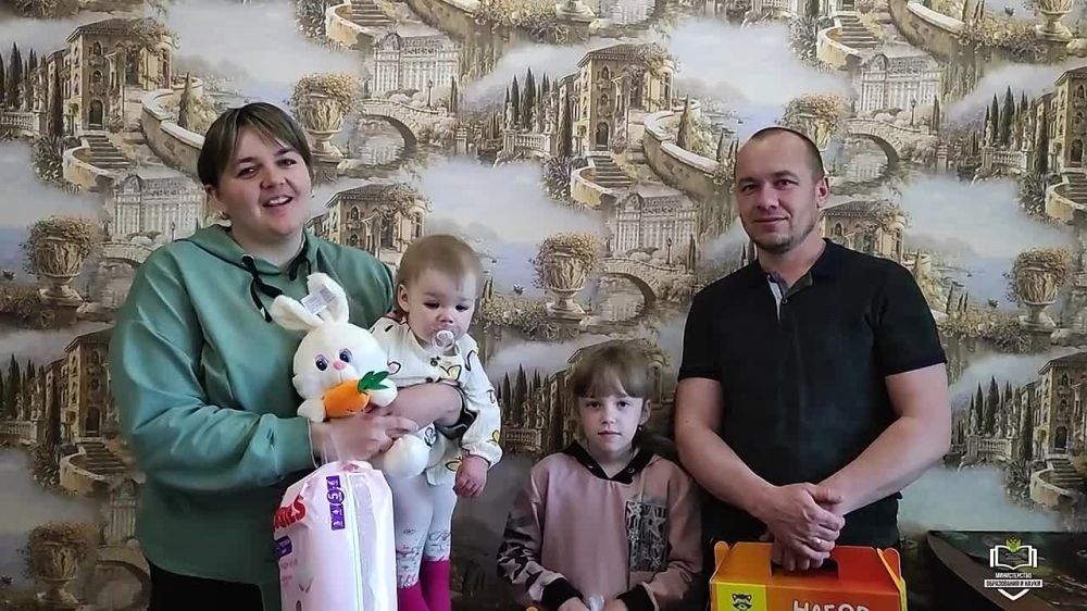 В Международный день защиты детей представители Министерства образования и науки ВГА Харьковской области посетили семью-педагога из Харьковской области, временно проживающую на территории Белгородской области