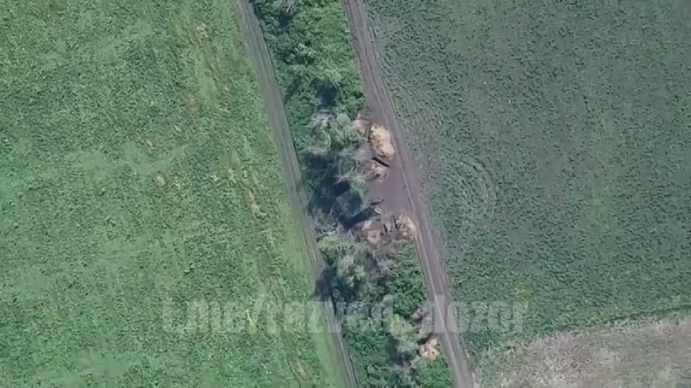 Артиллеристы ЗВО ВС России управляемым снарядом "Краснополь" уничтожили две машины БМ-21 "Град" на Купянском направлении, которые вели обстрел Шебекино в Белгородской области