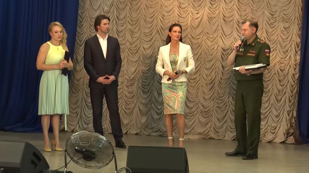 Сертификаты за первые подбитые танки Leopard передали артисты на концерте Агитбригады «Русского Радио»