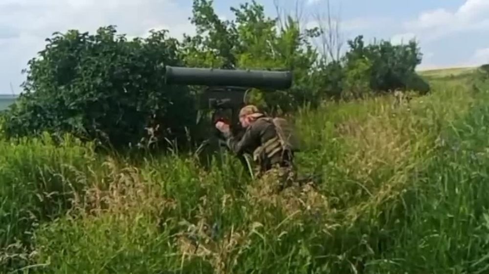 Расчет ПТРК ЗВО ВС России уничтожают аппаратуру разведки, связи и РЭБ ВСУ, установленную на вышки на Купянском направлении