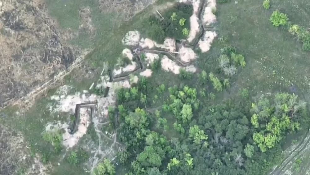 #эксклюзив На видео - эксклюзивные кадры работы разведки ВС РФ: мониторинг вражеских позиций под Волчанском с помощью дронов, поставленных по линии МОО Вече