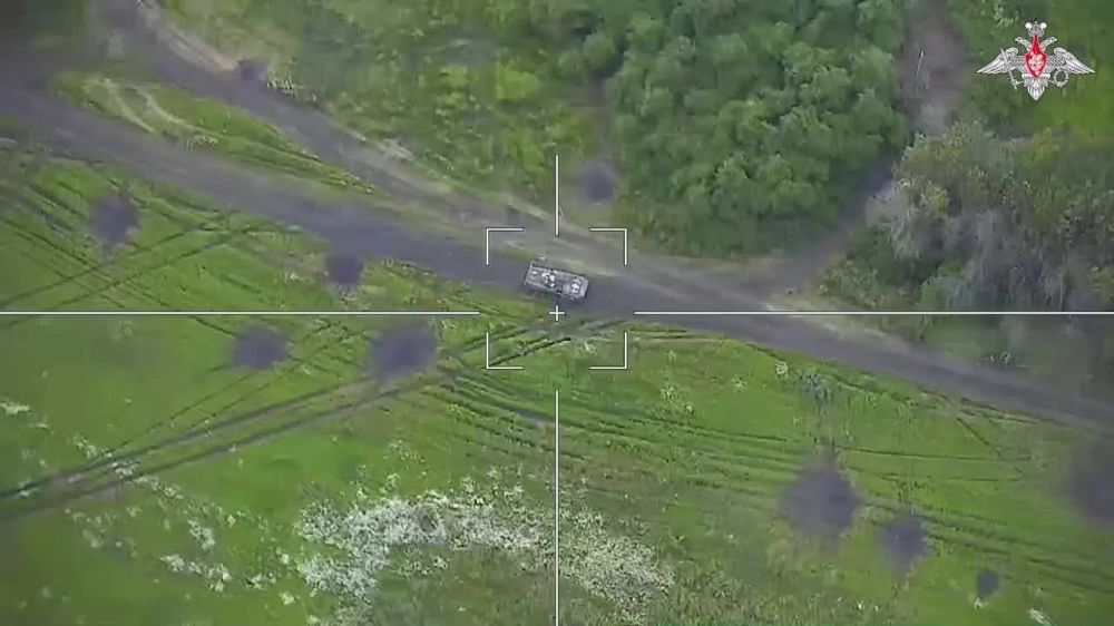 Кадры уничтожения боевой бронированной машины ВСУ барражирующим боеприпасом