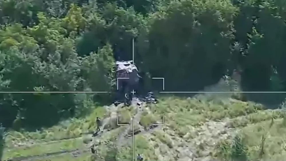 Операторы барражирующего боеприпаса "Ланцет-3" ЗВО ВС России уничтожили украинскую 155-мм САУ "AHS Krab" производства Польши на Купянском направлении