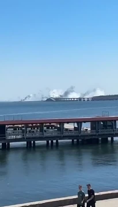 Российские средства ПВО сбили две вражеские ракеты в районе Крымского моста, повреждений нет, заявил глава региона Сергей Аксенов