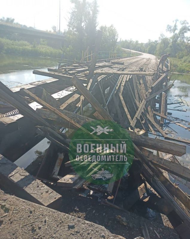 Близкий взгляд на одну из поврежденных переправ через реку Оскол в Купянске