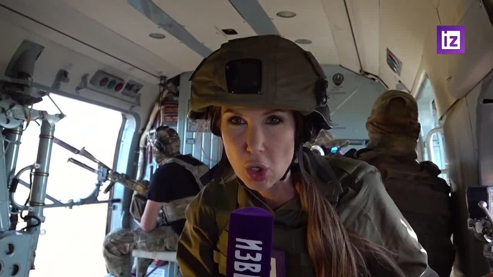 Вертолет летит на низкой высоте, чтобы не оказаться в зоне видимости ПВО — корреспондент "Известий" Марина Кравцова показала работу российских вертолетов Ка-52 на Купянском направлении