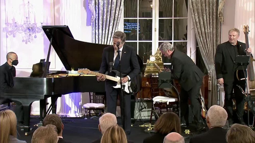 В соцсети Х (экс-Твиттер) госсекретарь США Энтони Блинкен разместил видео, где он сыграл на гитаре и спел блюзовую композицию Hoochie Coochie Man