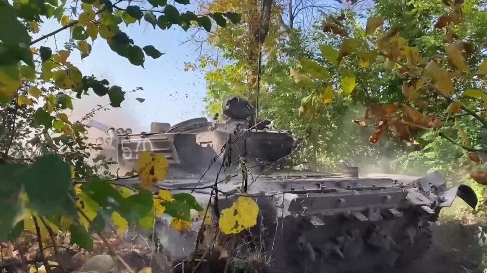 Минобороны России опубликовало кадры боевой работы мотострелковых и танковых подразделений Западного военного округа в зоне проведения специальной военной операции на Купянском направлении