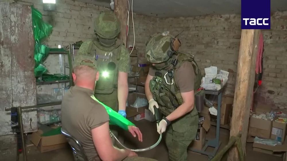 Минобороны России опубликовало кадры работы военных врачей Западного военного округа по оказанию необходимой медицинской помощи военнослужащим на Купянском направлении в зоне проведения специальной военной операции