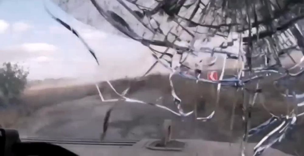 А вот и последствия. Судя по всему, вчерашняя информация о продвижении наших войск подтверждается. Так, на кадрах - дорога...