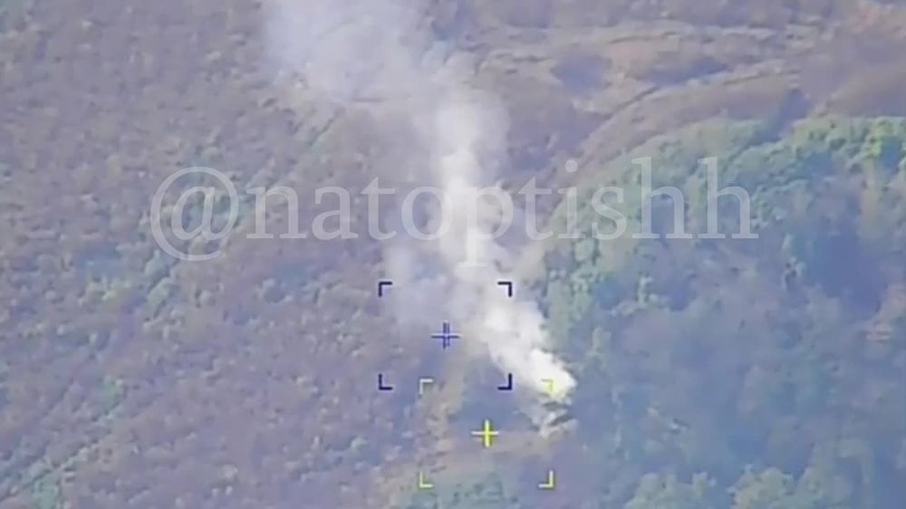 Экипаж украинской САУ решил покурить сигареты в районе н.п. Берестовое Харьковской области, однако у него не было зажигалки, поэтому артиллеристы Западной группировки войск вежливо дали им прикурить свою сигаретку