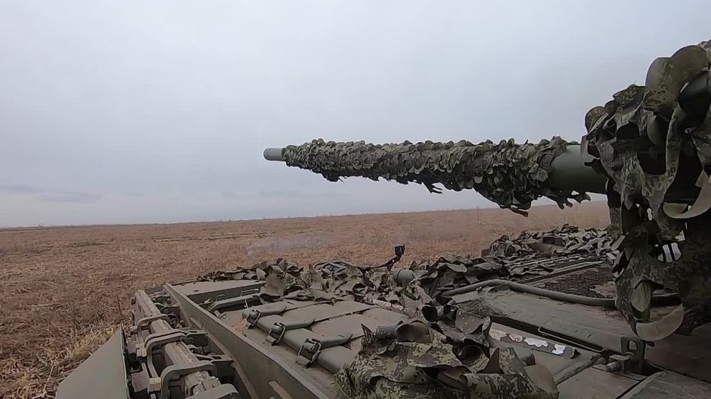 Андрей Руденко: Минобороны России показало кадры боевой работы экипажей танков Т-80БВМ Западного военного округа на передовых позициях на Купянском направлении в зоне проведения спецоперации