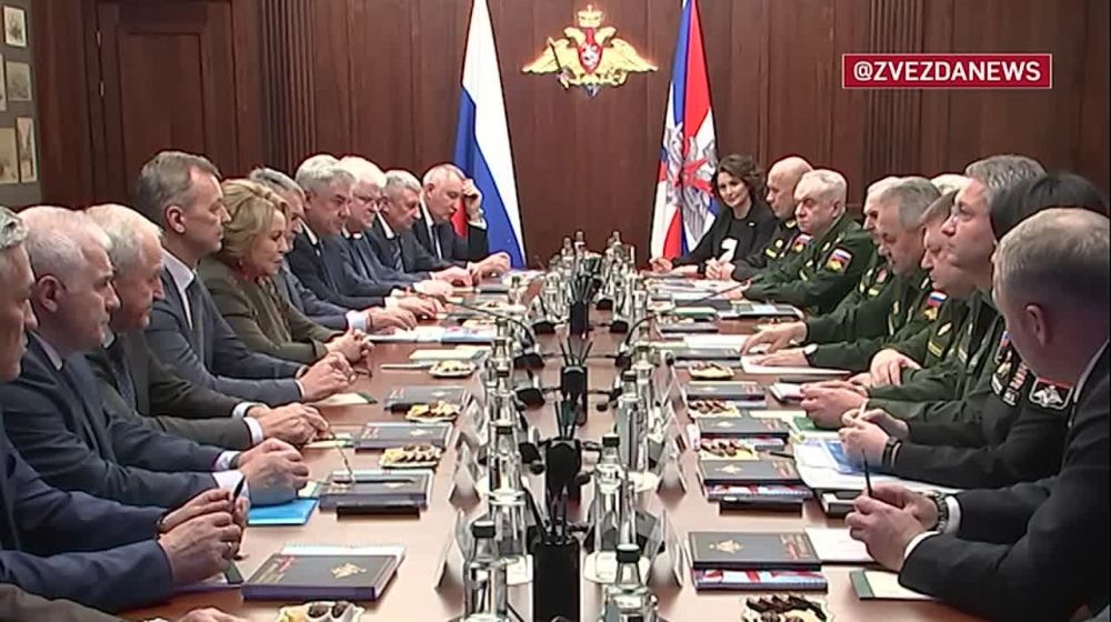 По приглашению Министра обороны Российской Федерации генерала армии Сергея Шойгу Председатель Совета Федерации Федерального Собрания РФ Валентина Матвиенко и Комитет Совета Федерации по обороне и безопасности провели выездное совещание в Минобороны России