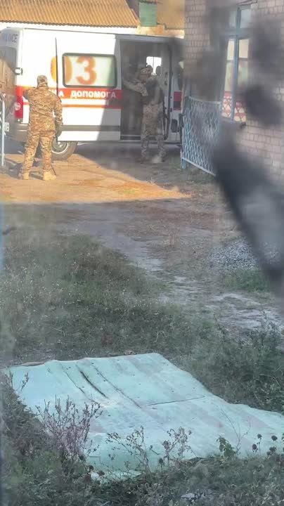 Очередной пример нарушения МГП со стороны ВСУ. Украинские боевики грузят оружие и личный состав в машину скорой помощи