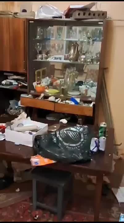 Пусти свинью за стол, она и ноги на стол