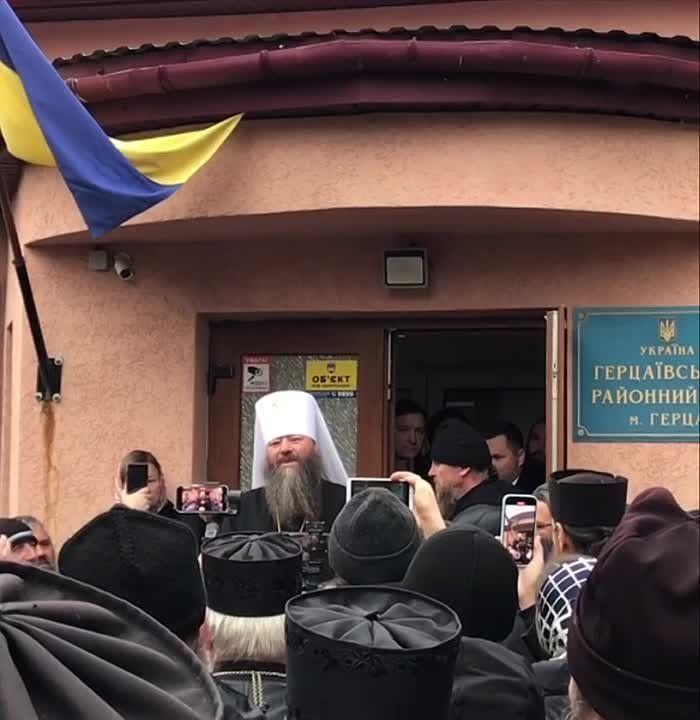 Притеснения продолжаются. Сегодня продолжилась история с притеснением православной церкви на Украине. Однако, это принесло неожиданный результат