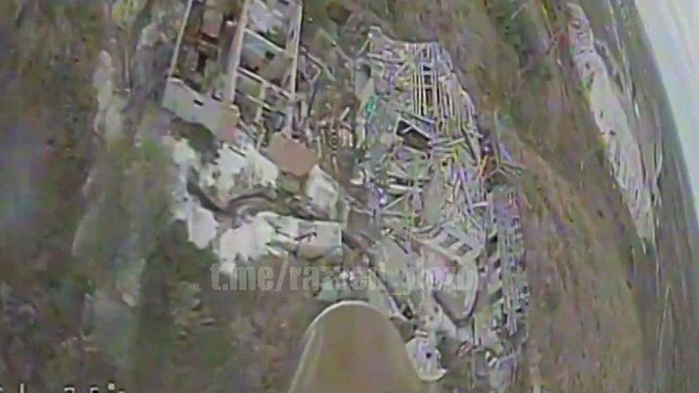 Операторы FPV-дронов 6 армии ЗВО выявляют и отправляют "подарки" в укрытия ВСУ на Купянском направлении