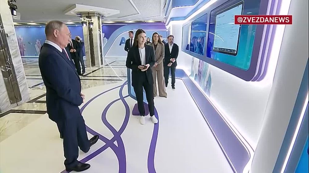 До начала пленарного заседания президент России осмотрел выставку, посвященную искусственному интеллекту