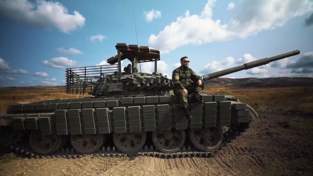 Модернизированный на 103-м бронетанковом ремонтном заводе танк Т-62М с установленной динамической защитой «Контакт-1», противокумулятивными решетками, мангалом и тепловизионным прицелом 1ПН96МТ