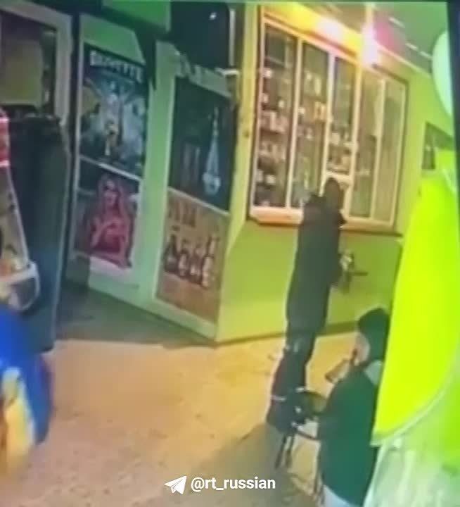 Пьяный украинец облил детей бензином, поджёг и чуть не сгорел сам. Момент попал на камеры наблюдения около магазина