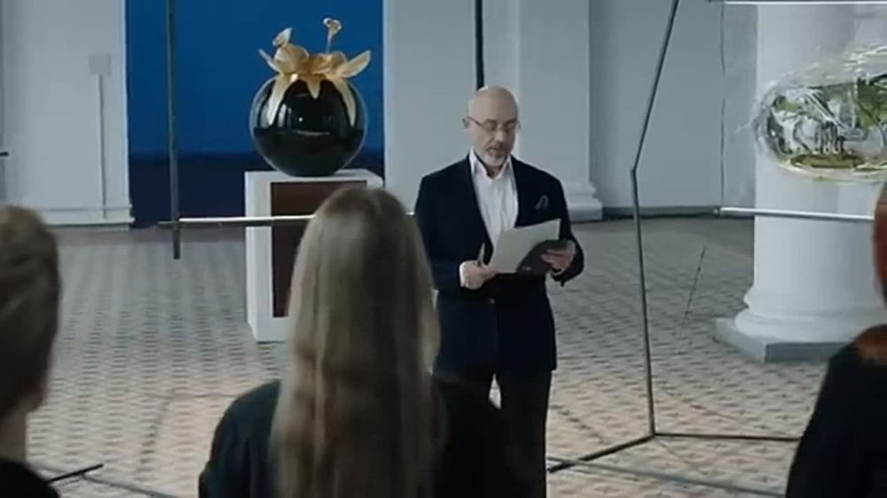 Узнаете?!. Это бывший министр обороны Украины актер