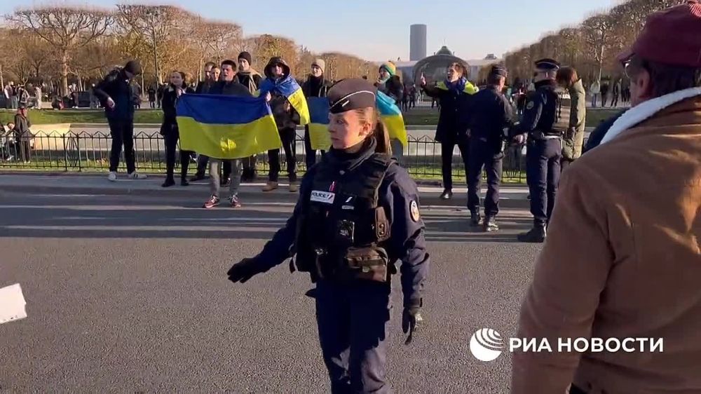 В центре Парижа состоялась акция в поддержку населения Донбасса