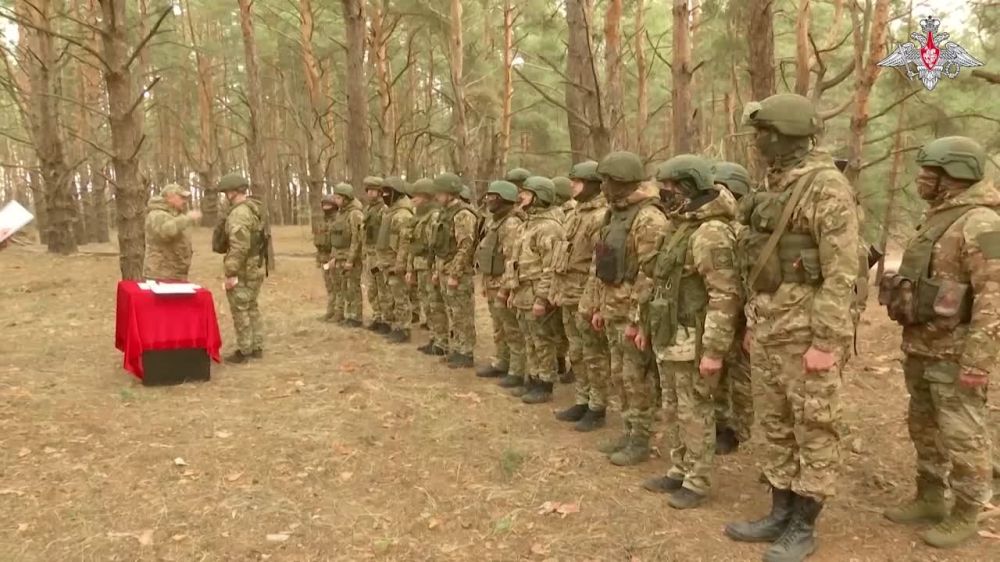 Военнослужащим 1-й гвардейской танковой армии вручили удостоверения ветерана боевых действий прямо в зоне выполнения задач