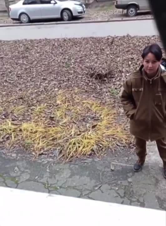 Харьков. В доме проживают всего трое из общего числа жильцов кто работает. ТЦКашники ходят по квартирам и раздают повестки..