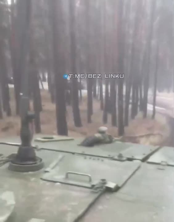 Колонна из четырех танков Leopard 1A5 украинской армии месит грязь где-то на Купянском направлении