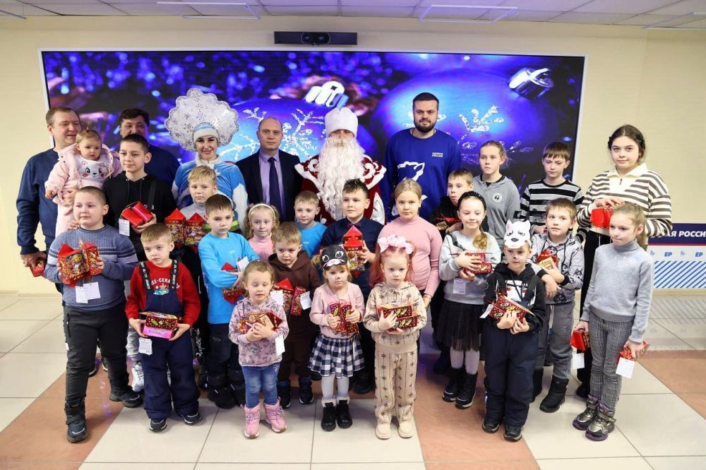 Артём Туров: В штабе общественной поддержки "Единой России" в Белгороде поздравили с наступающим Новым годом юных харьковчан