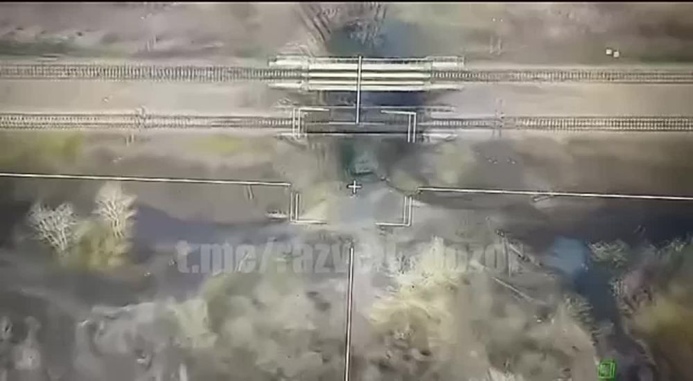 Ланцета много не бывает. На Купянском направлении танк боевиков ВСУ решил спрятаться под железнодорожным мостом, но это не спасло его от прямого попадания "Ланцета" бойцов 6 армии