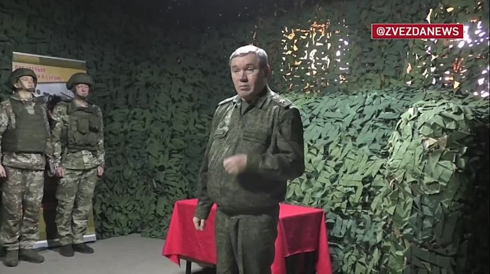 Герои освобождения Марьинки получили награды из рук главы Генштаба ВС РФ Валерия Герасимова – прямо в зоне СВО. Бойцам вручили Ордена Мужества, медали «За отвагу» и «За храбрость» и Георгиевские кресты IV степени