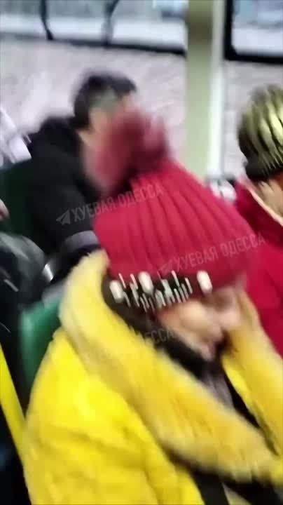 Одесса. Место действия 7 трамвай. Дед дело говорит. Не молчит. Он прав и за него болит душа, понимая как ему тяжело. Понимая как он хорошо жил в Советском союзе и то как на его глазах тает жизнь любимого города. Просто устал молчать