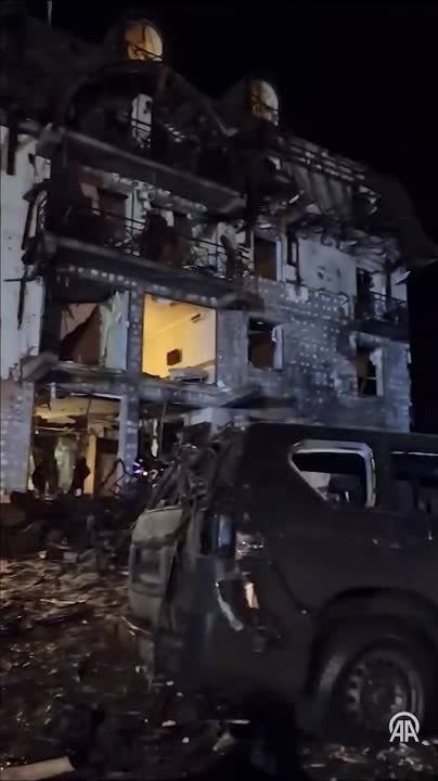 Турецкие журналисты показали последствия вечернего удара по гостинице в Харькове