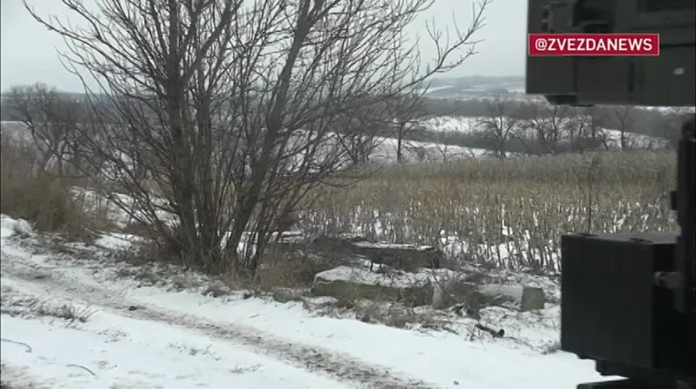 Кадры боевой работы экипажей зенитных ракетно-пушечных комплексов "Панцирь-С1" на Купянском направлении фронта