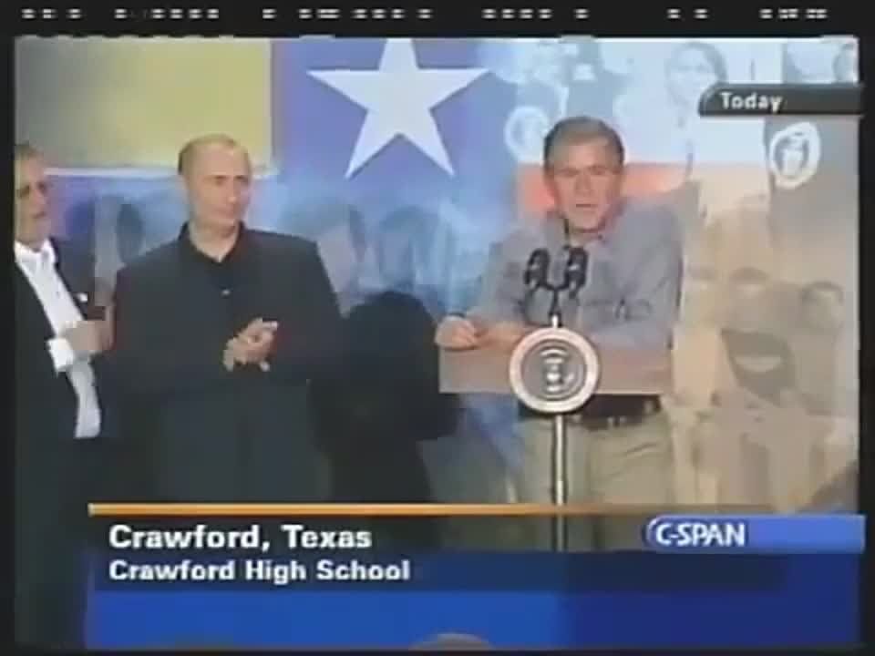 На злобу дня:. Владимир Путин и Джордж Буш на встрече с учащимися средней школы города Кроуфорда в Техасе 15 ноября 2001 года