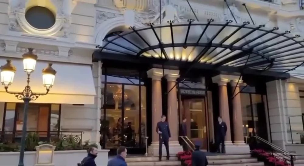 Люсьен тем временем уже взял Монако, а вы до сих пор Крым не возьмете