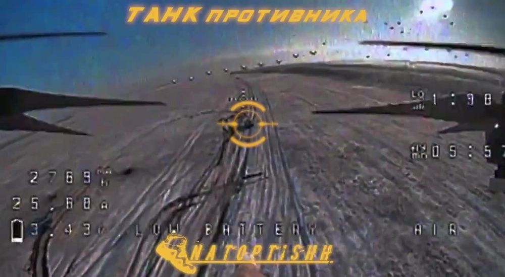 Андрей Руденко: Район Купянска, наш оператор FPV-дрона поражает танк противника