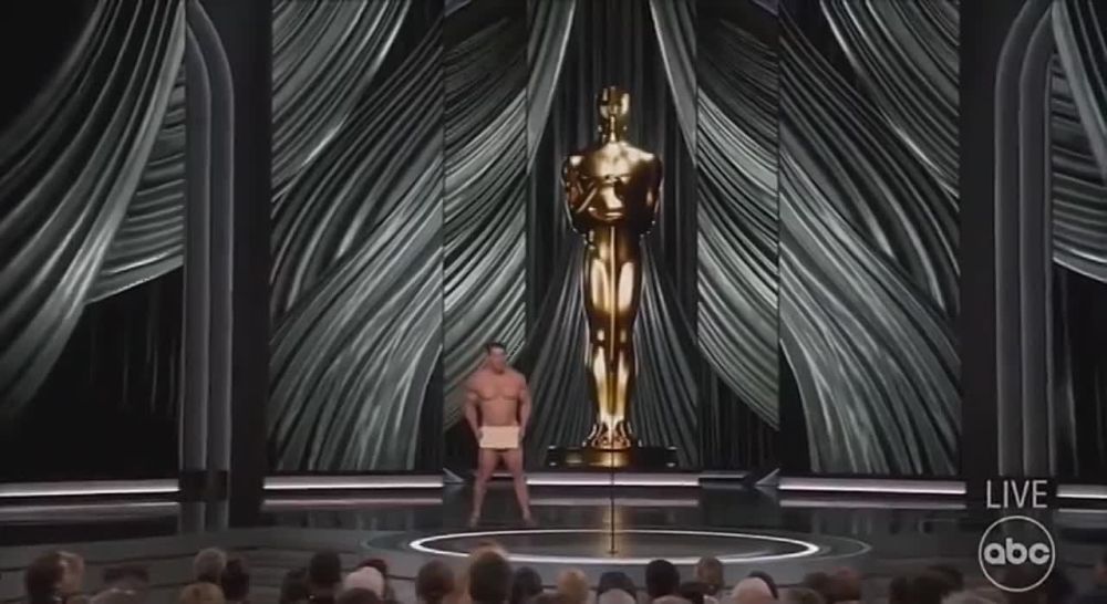 Про политизацию всего. Хотелось бы коснутся темы очередной церемонии вручения премии "Оскар". Вся история премии - ярчайший пример того, как Запад сам уничтожает свои же преимущества